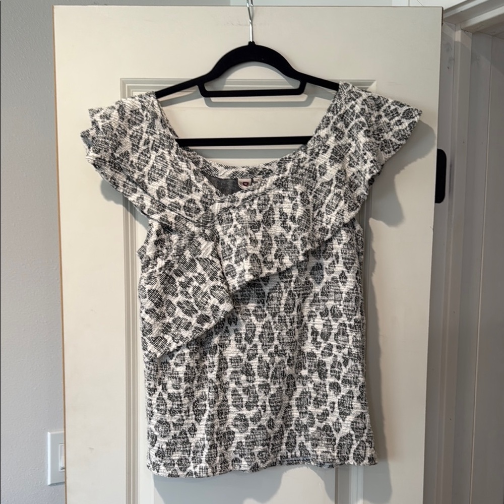 Dolan Gray and White Ruffled Flutter Sleeve Blouse